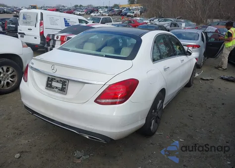 2016 Mercedes-Benz C 300 z USA, uszkodzony, nr VIN 55SWF4JB1GU173486